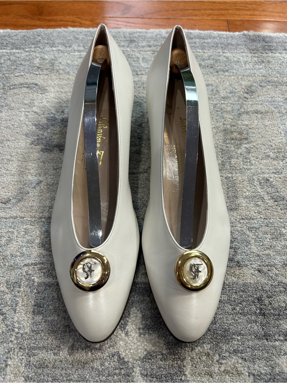 Salvatore Ferragamo 9.5B Ivory Leather Pointed Toe Pumps 231 DE 22662 SF Emblem